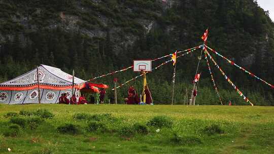 蓝天白云下的扎尕那山峰