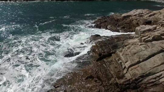 海浪撞击海岸岩石