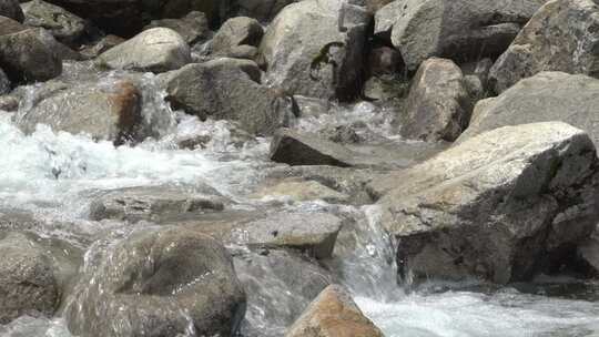 西藏山南地区河流流水