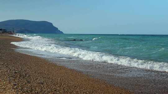 海浪拍打海滩