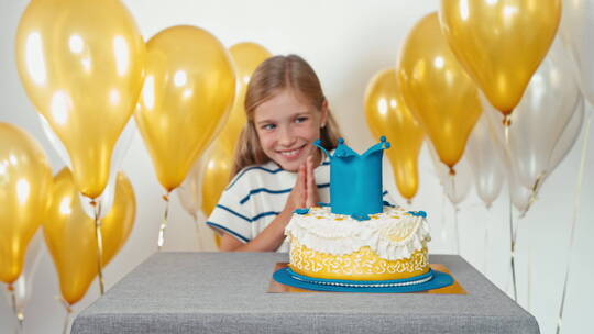 女孩开心的欣赏自己的蛋糕视频素材模板下载