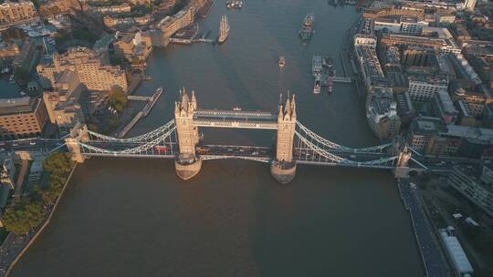 航拍伦敦桥周围的建筑物视频素材模板下载