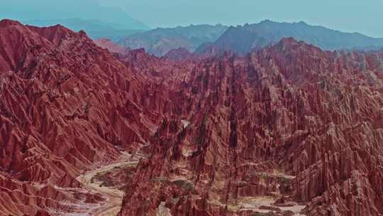 层层叠叠的红色岩层