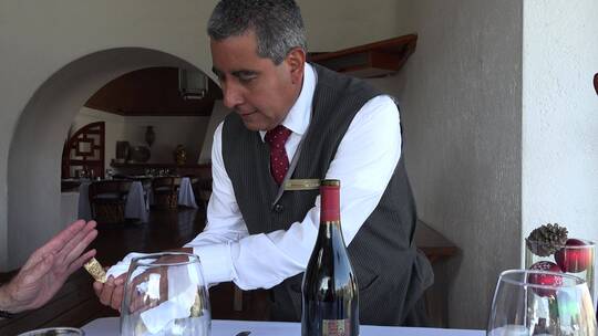 墨西哥服务员倒葡萄酒视频素材模板下载