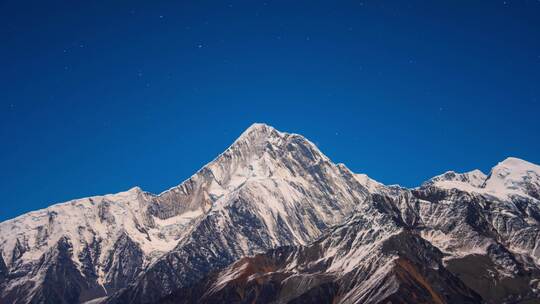 贡嘎雪山子梅垭口日照金山延时