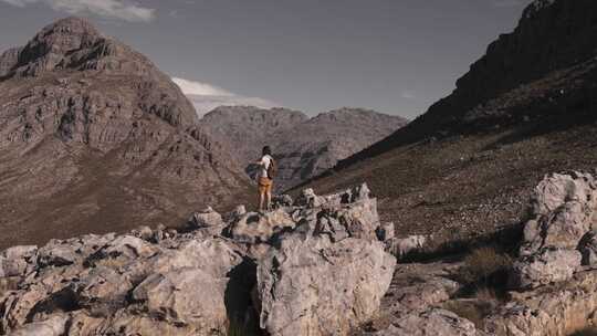 一个人在落基山脉徒步旅行