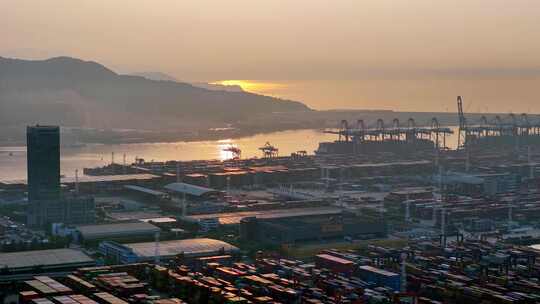 深圳盐田港港口集装箱码头的繁忙景象