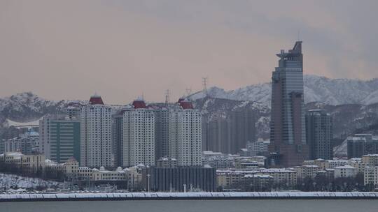 雪后威海侨乡广场的楼群