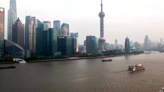 上海河和城市摩天大楼延时而过