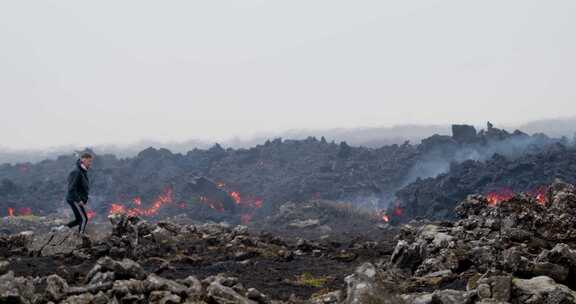 冰岛格林达维克火山熔岩流附近的岩石景观中