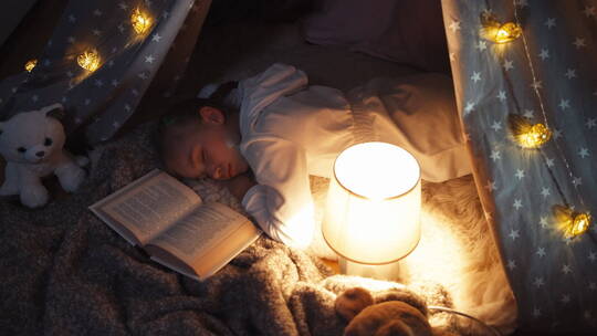 女孩在帐篷里看书