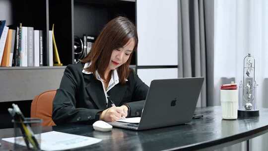 职场女性白领奋斗加班创业努力工作