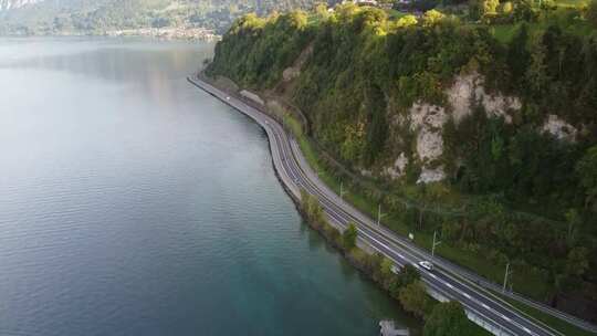 沿湖道路的无人机拍摄