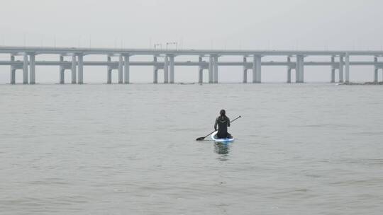 大连海边游玩的人