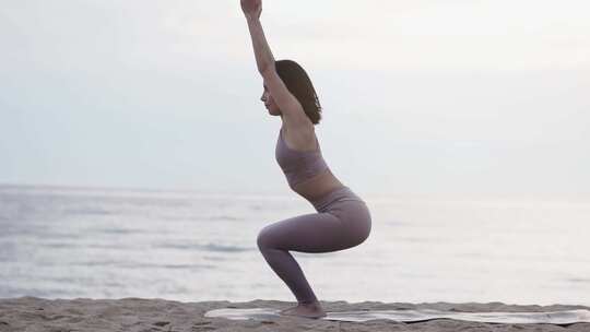 海边美女有氧运动美女室外瑜伽