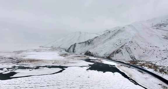 下雪天被大雪覆盖的湖面新疆喀拉库里湖喀湖