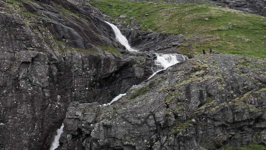 空中拍摄，当瀑布冲过巨魔附近的陡峭岩石表