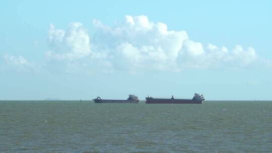 海上运输蓝天白云港口附近停留的货船