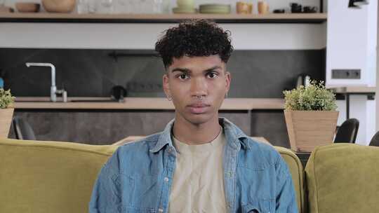 黑色的年轻的家伙与穿孔鼻子