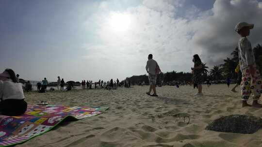 海南文昌淇水湾沙滩看火箭发射人群