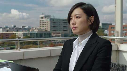 女商人户外露台使用笔记本电脑