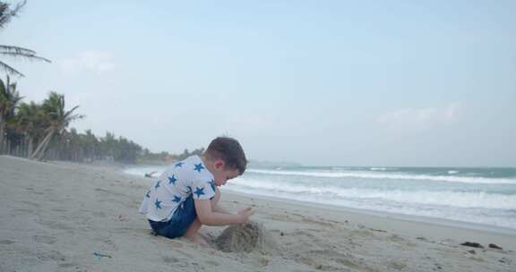 男孩用沙滩建造房子