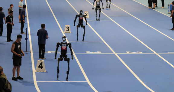 人形机器人田径赛场跑步场景