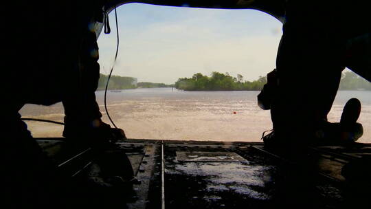 伞兵从直升机跳进河里视频素材模板下载
