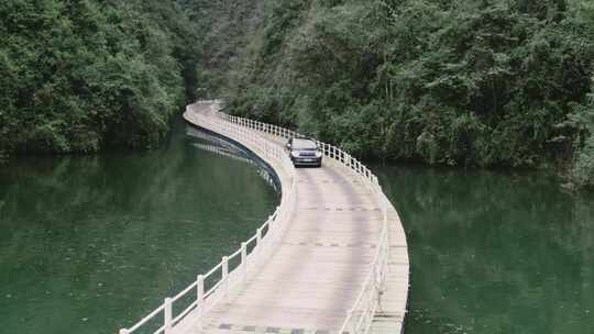 湖北恩施狮子关景区水上浮桥汽车开过航拍视频素材模板下载