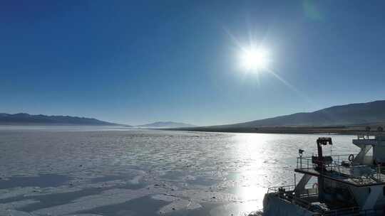 青海海南青海湖冰面阳光船只航拍视频