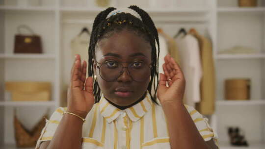 时尚的黑人女人调整她的眼镜视频素材模板下载