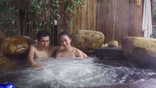 情侣在温泉中享受放松时光