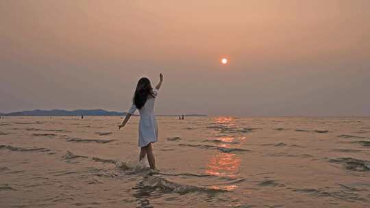 海边女生 海边散步视频素材模板下载