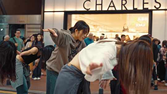 香港东角道舞动女人视频素材模板下载