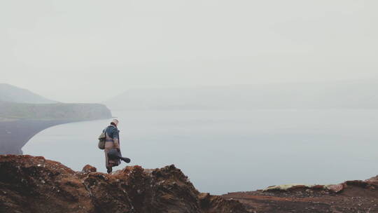 徒步旅行者走在山峰上