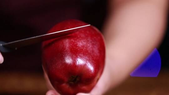 水果刀刮蛇果红苹果表面果蜡