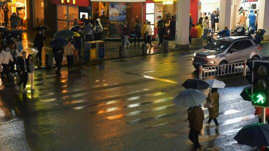 城市雨天路口行人过马路