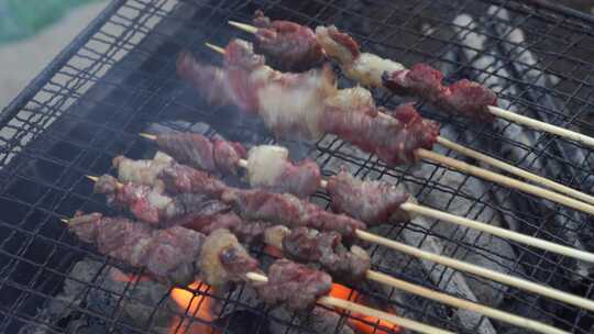 传统明火碳炉烤牛肉串