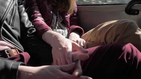 一对夫妇在公共汽车上牵手拥抱