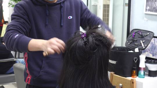 理发店理发师给女孩吹头发3视频素材模板下载