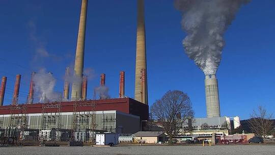 燃煤电厂向空气中喷出浓烟视频素材模板下载