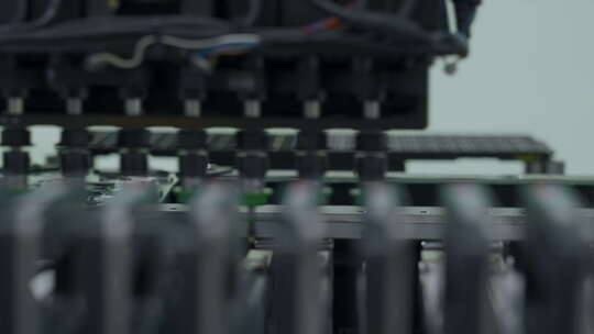 高科技工厂电子元器件数控机床生产中的PC