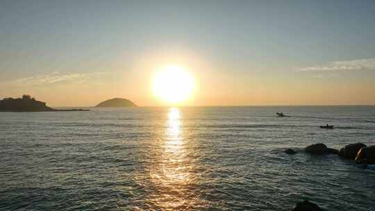 海南万宁乌场渔港灯塔海上日出航拍