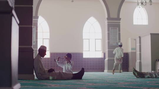 儿童在清真寺修心