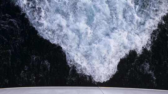 海上邮轮船尾浪波涛特写升格