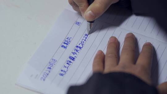 小学生少年一个人写日记画画练字