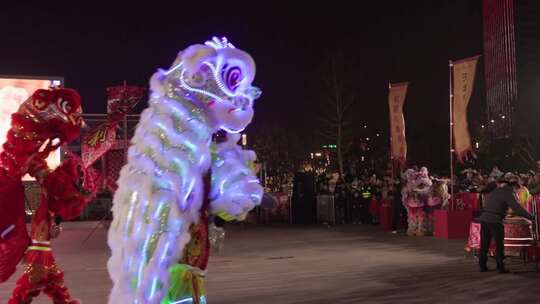 夜间苏州城市街头舞狮狮王争霸表演