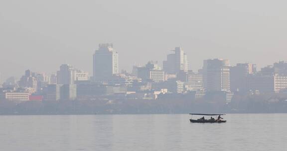 杭州西湖湖面游船手划船晨曦空镜