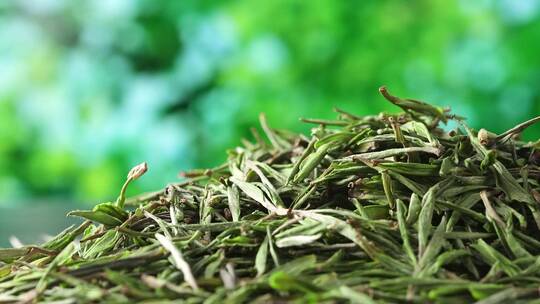散落堆在书桌上的绿茶茶叶