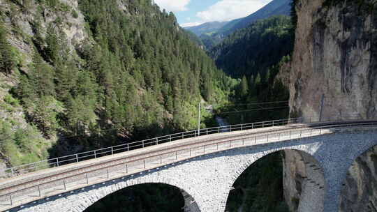 瑞士阿尔卑斯山夏季兰德瓦瑟高架桥的鸟瞰图